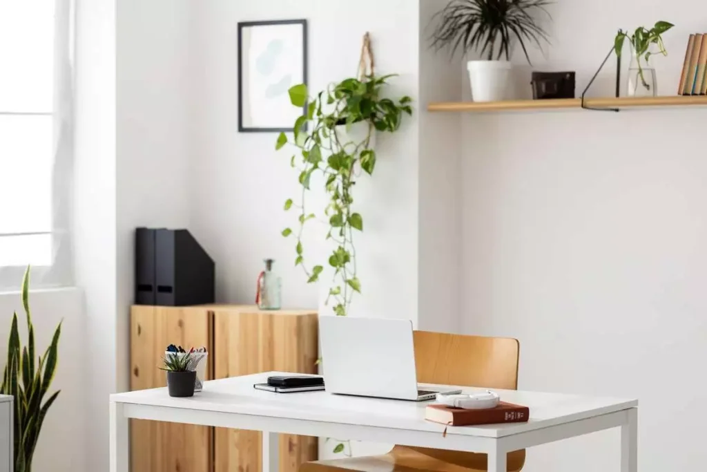Bewust opruimen lege bureau leeg hoofd