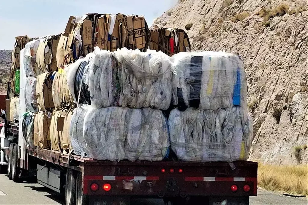Vrachtwagen afval voor recyclage
