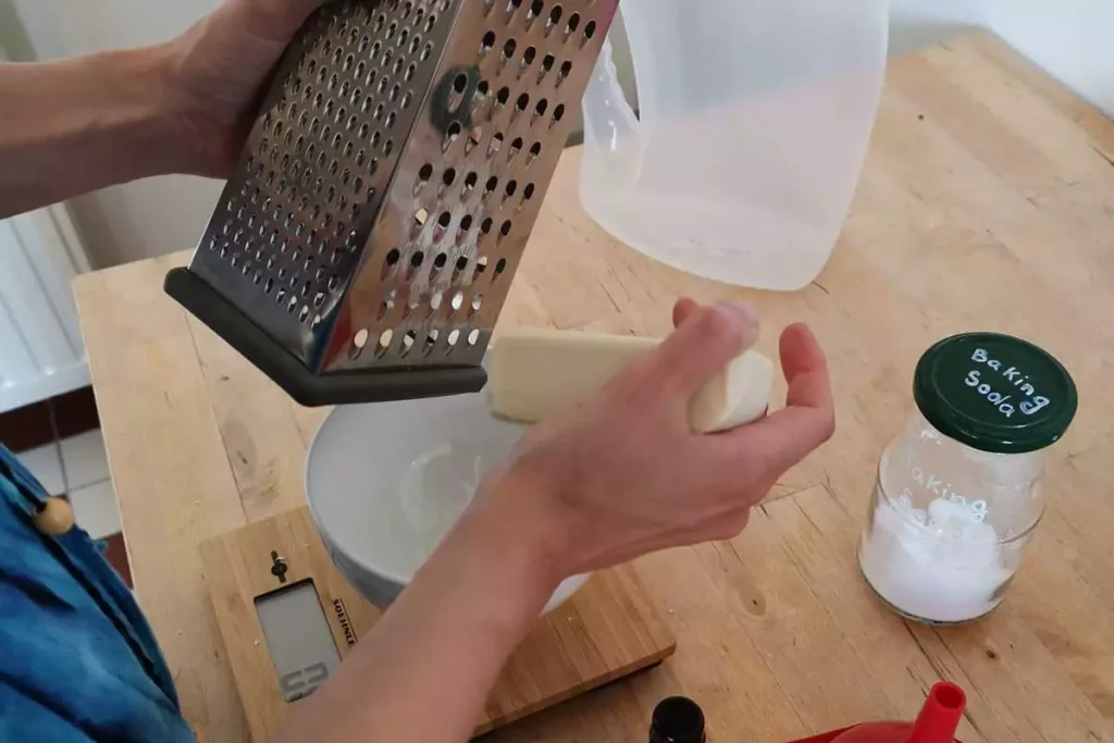 Wasmiddel maken zeep raspen