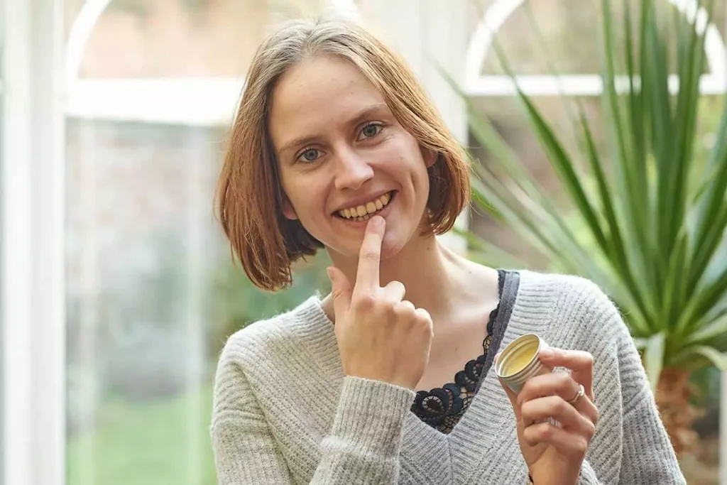 Maya van De Groene Stadshut in Antwerpen doet zelfgemaakt lippenbalsem op haar lippen.