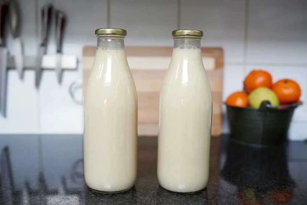 Zelfgemaakte plantaardige melk met haver