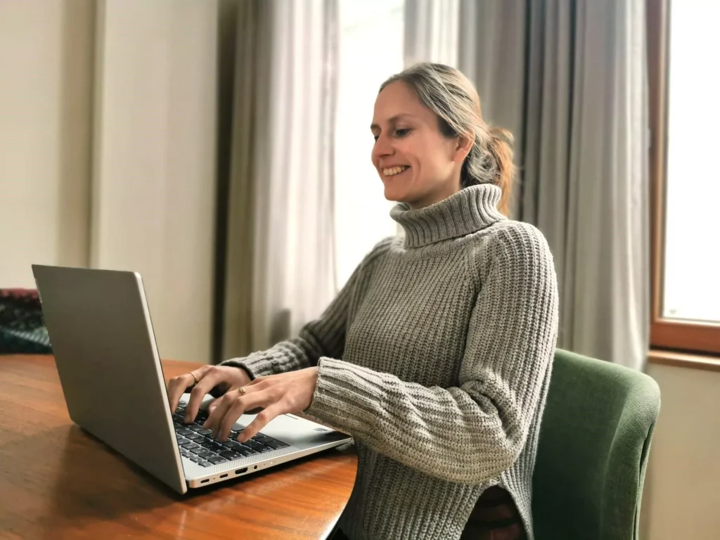 Duurzame email inbox vrouw werkt op haar laptop