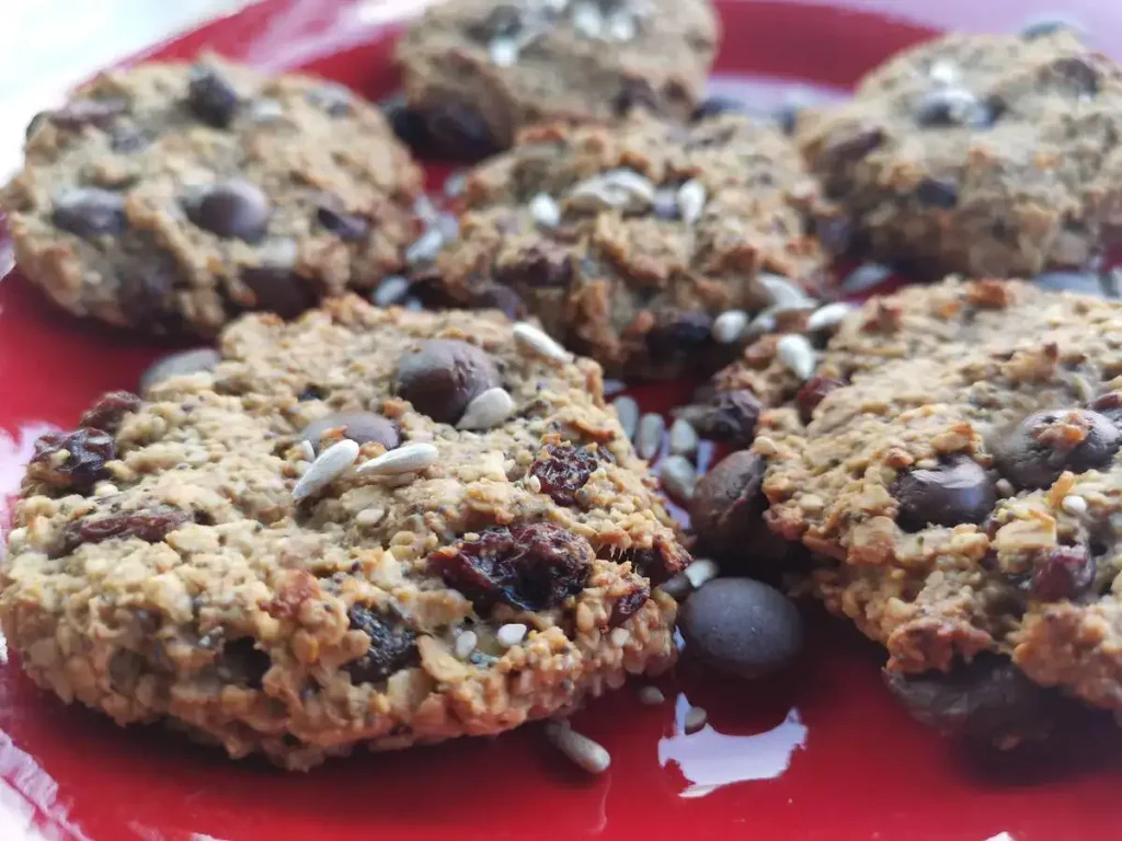 Bananenkoekjes met chocoladedruppels op een rood bord.