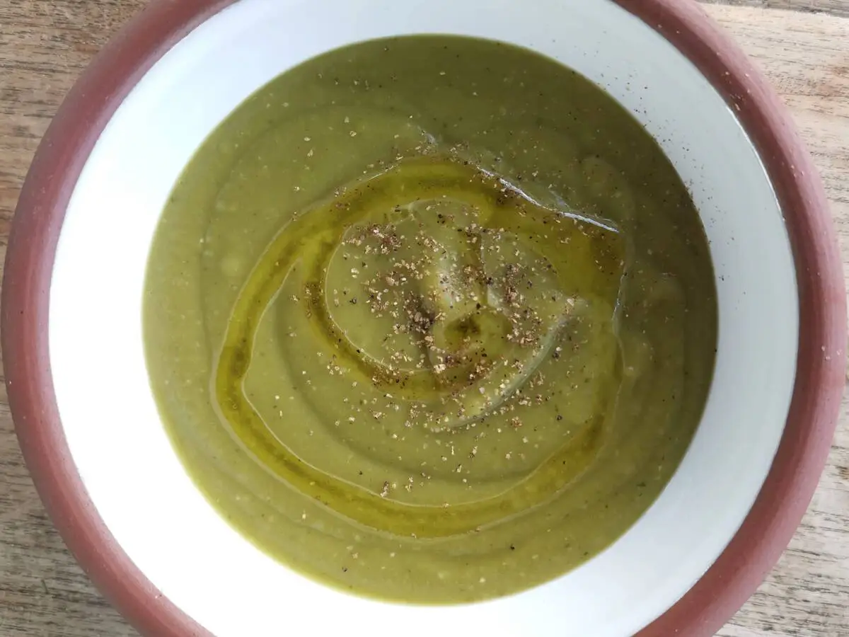 Gezonde spliterwten en broccolisoep